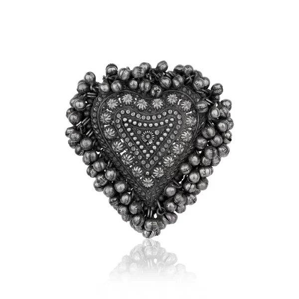 heart Shaped antique ring reflecting the richness of Mughal craftsmanship.