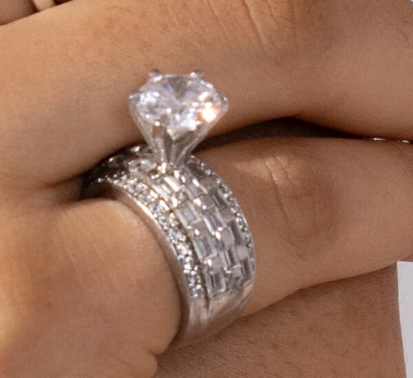 Elegant engagement ring