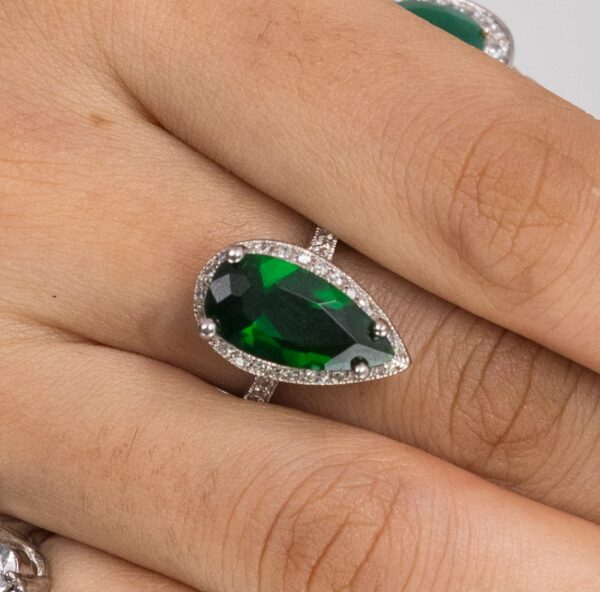 Classic emerald ring