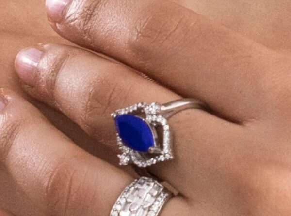 Paan sapphire ring in diamond